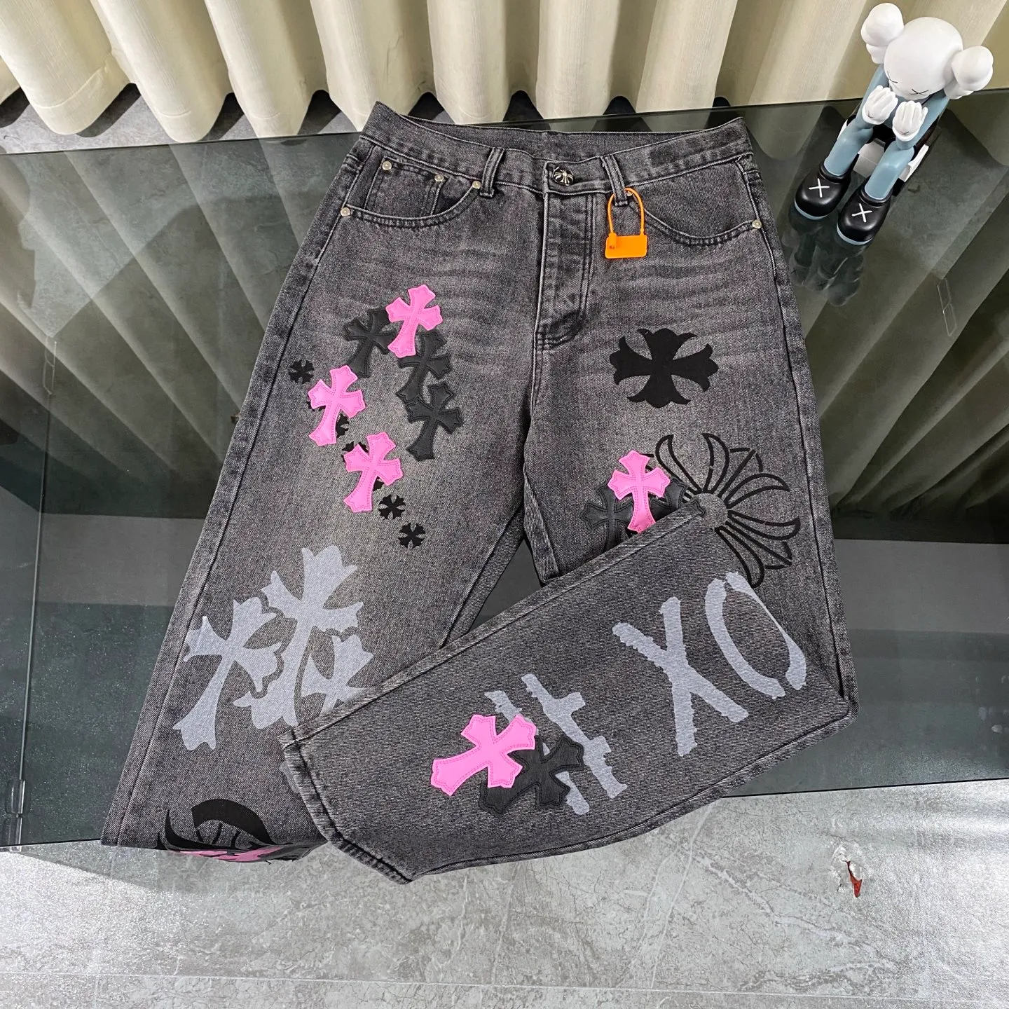 P250 CH Chromehearts official website limited edition black and purple cross patchwork leather jeans, priced at 34W level, patchwork cross pattern embellishment, washed jeans! ! An absolutely high-end luxury product, a 1.9W-level god-level single product, a super popular product, made by top heavy industry, a magic weapon that cannot be missed! [About Zangyin] This is an extremely luxurious fashion brand that can also be called the aristocracy of the high street. It has always been an exclusive brand for some hipsters or rich second generations. Compared with ordinary high streets, it is more luxurious and noble. Compared with luxury brands, it is more fashionable and individual. It has always been a brand that I have a special liking for. [Top heavy industry fashion design] Consistently high-street luxury style. Speaking of this style, the Zangyin family and GU family are definitely the leading representative brands. Especially the Zangyin family has really achieved a state-of-the-art effect in creating high-street style. The unique washed material is used to create this style. The color system is already quite eye-catching. After it is decorated with patchwork cross flowers, it cleverly highlights the charm of the brand. Secondly, this style uses classic The high-waist cutting design highlights the long legs and fashionable temperament of the upper body. The brand is highly recognizable and the slim fit configuration is more suitable for daily wear. It is a product that interprets personality, fashion, and specifications at a glance. This single product is enough to make any fan excited. It can be a white T-shirt for a youthful college style, or a tight suspender for a royal style. It has strong matching ability and can be easily controlled by men.  [Materials and craftsmanship] Needless to say, this point goes without saying. As an excellent craftsman brand, Zangyin’s requirements for details and craftsmanship are really perfect. The washed color of this model has gone through so many processes, not to mention the embellishment of denim appliques. It is also purely hand-made and sewn. Just like what they believe in, only hand-made things have soul and have the meaning of wear. A top-notch heavy-duty fashionable denim item, I look forward to your perfect interpretation! !  Color: black gray Size: 28-36